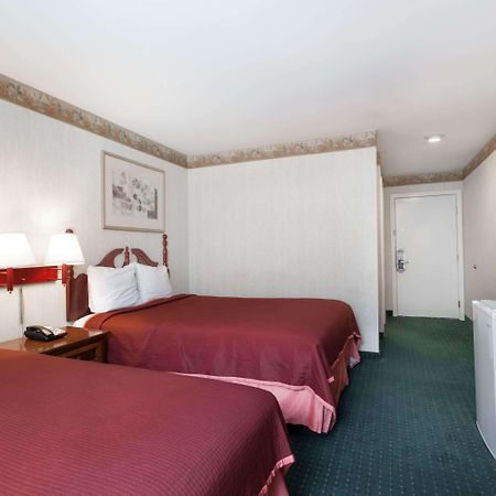 Travelodge By Wyndham Great Barrington Berkshires Екстер'єр фото